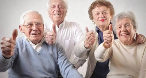 Grupo de adultos mayores sonriendo