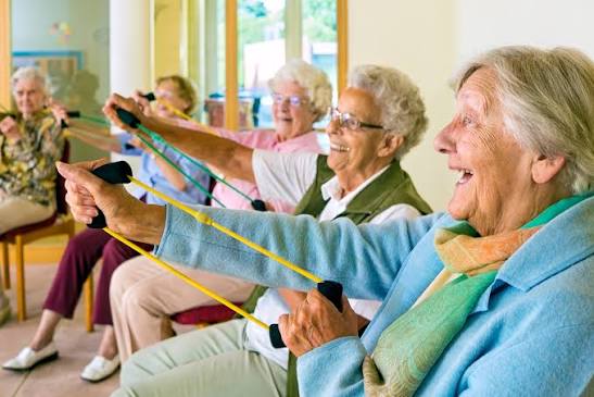 Adultas mayores realizando actividad física guiada