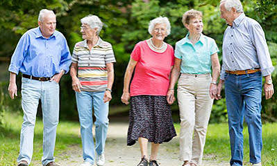 Grupo de adultos mayores caminando en un parque