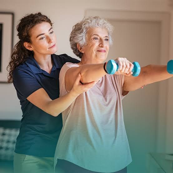 Profesional guiando actividad física con adulta mayor